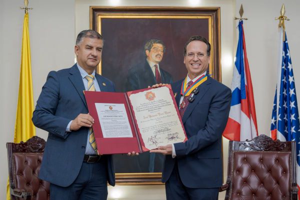 Condecoración al Dr. José Benjamín Pérez Matos en el Congreso de Colombia