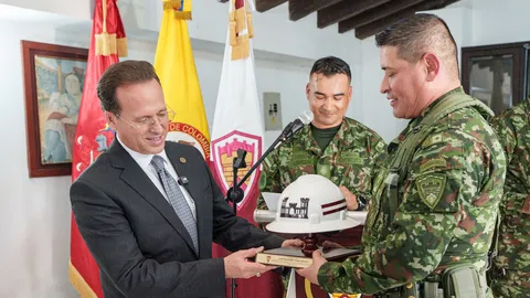 El Ejército Nacional de Colombia Condecoró al Dr. José Benjamín Pérez Matos y Reconoció su Trayectoria de Servicio a la Sociedad